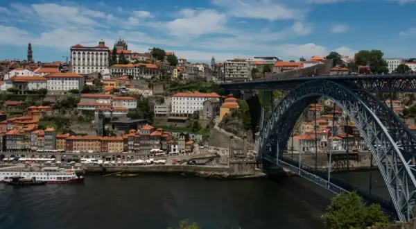 Widok na Porto z rzeką Duero i mostem Ludwika I.