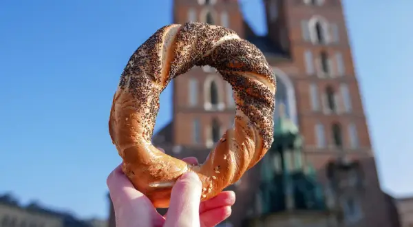 Obwarzanek krakowski z makiem i sezamem, idealny na przekąskę. Zastanawiasz się nad obwarzanek krakowski kcal?