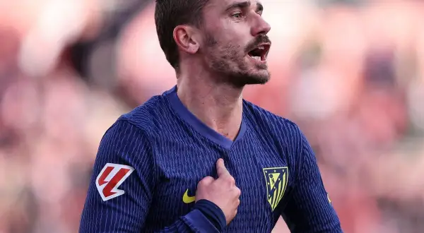 Antoine Griezmann, con la mano en el pecho, celebra un gol con el Atlético de Madrid.