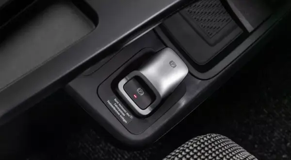 Bouton du frein à main électrique activé dans une voiture moderne.
