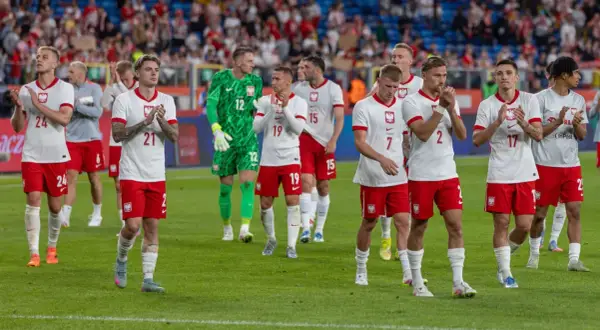 Piłkarze reprezentacji Polski w biało-czerwonych strojach, z orzełkiem na piersi, dziękują kibicom. Czy to zapowiedź, że zostaną mistrzem Polski?
