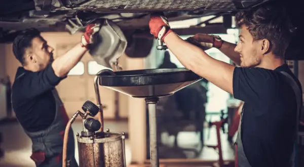 Motoröl wechseln kosten: So sparen Sie bei Werkstatt und DIY