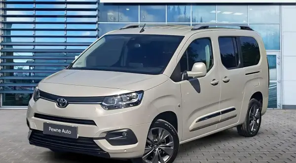 Nowy Toyota Proace City 1.5 diesel w kolorze beżowym, zaparkowany przed salonem Toyota Nowakowski w Jeleniej Górze.