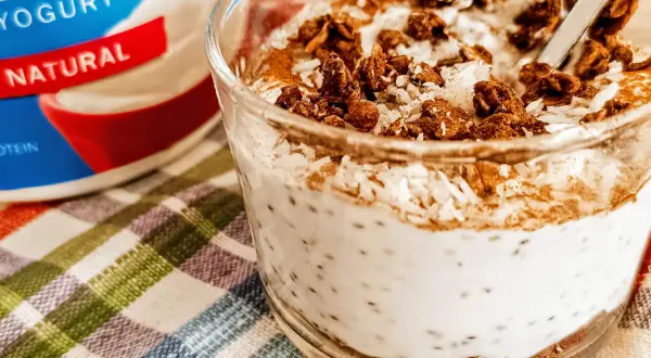 Yogurt greco naturale con semi di chia, cocco grattugiato e granola croccante. Un delizioso e salutare spuntino.