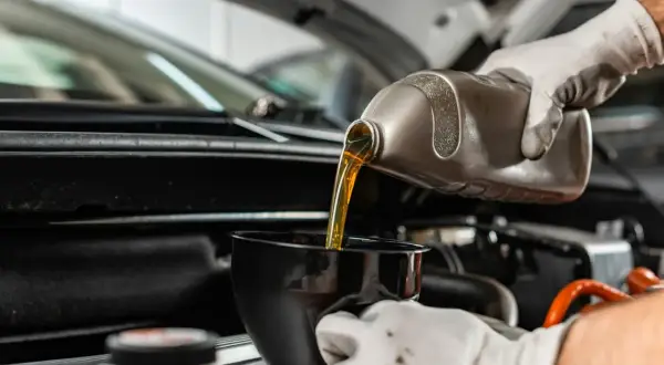 Wlewanie oleju do silnika Hyundai i30 1.4 benzyna. Wymiana płynu eksploatacyjnego.