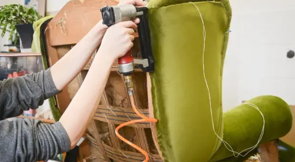 Obijanie krzesła DIY: Kompletny przewodnik krok po kroku