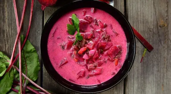 Zupa buraczkowa jak u babci – przepis na smak dzieciństwa