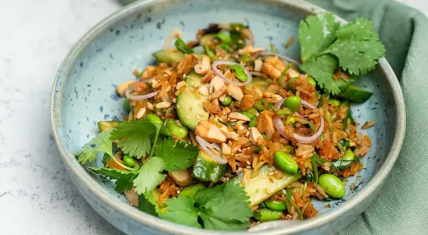 En härlig asiatisk ris-sallad med edamamebönor, gurka och jordnötter. Ett perfekt sallad recept för en lätt lunch.