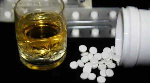 Czy można wypić piwo przy antybiotyku? Sprawdź skutki i ryzyko