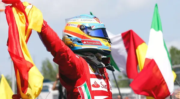Fernando Alonso, piloto de Ferrari, celebra con banderas de España e Italia.