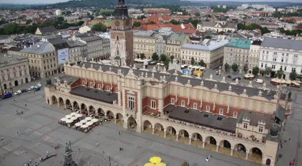 Krakowiaczek jeden tekst, Sukiennice na Rynku Głównym w Krakowie, z wieżą ratuszową w tle.