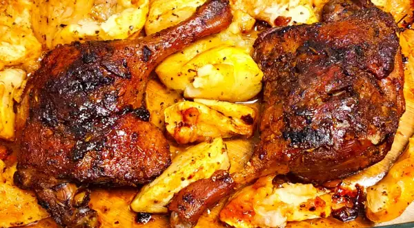 Pyszne, pieczone udka z kaczki z chrupiącymi ziemniakami, skąpane w aromatycznym sosie. Idealne na obiad!