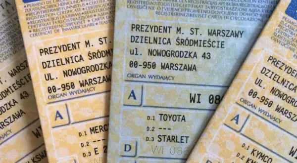 Zgubiony dowód rejestracyjny? Na zdjęciu dokumenty pojazdów z Warszawy, ul. Nowogrodzka 43.