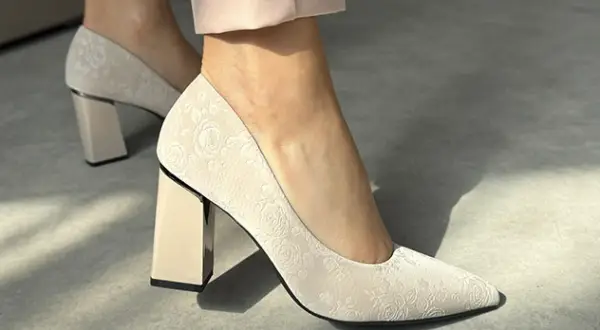 Czółenka na słupku – elegancja i stabilność w jednym