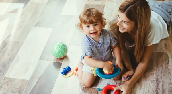 Mama uczy dziecko stawianie granic, pokazując mu zabawki.