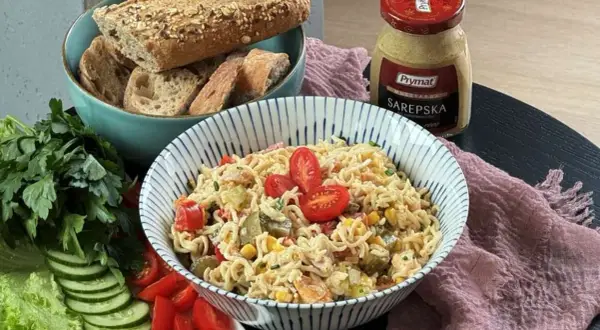 Sałatka z zupek chińskich z kurczakiem, pomidorkami i kukurydzą, podana z pieczywem i chrupiącymi warzywami.