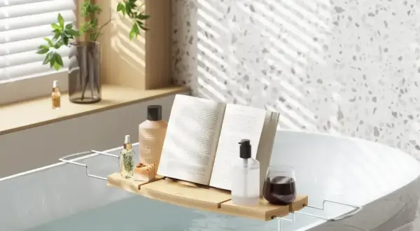 Relaks w wannie: książka, kosmetyki i napój tworzą idealne domowe spa.
