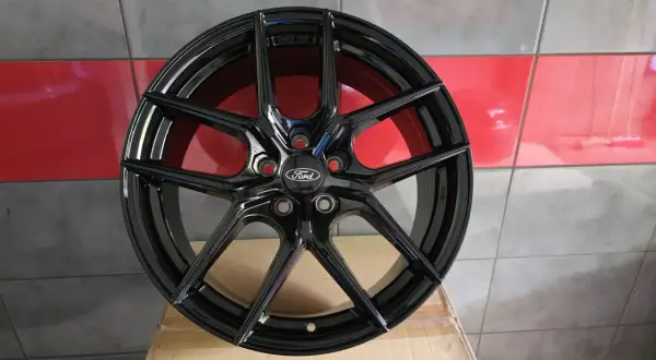 Błyszczące, czarne felgi Ford Vignale z pięcioma podwójnymi ramionami, idealne do nadania sportowego charakteru.