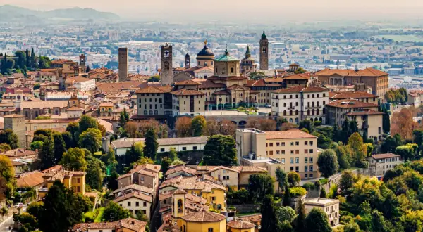 Widok na Bergamo z wieżami i dachami, idealne miejsce na loty z Lublina.