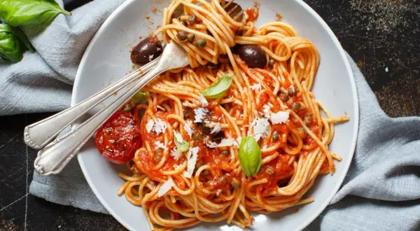 Spaghetti alla Puttanesca: Szybkie, pikantne i pełne smaku!