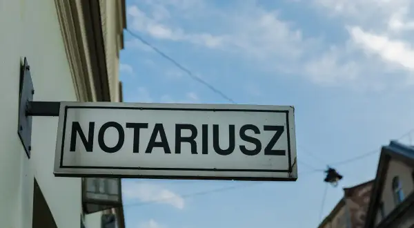 Tabliczka z napisem "NOTARIUSZ" wisi na budynku. Zastanawiasz się, ile zarabia notariusz?