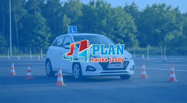 Biały samochód z literą "L" na dachu i logo "PLAN nauka jazdy" na tle drzew i pachołków. Idealny do nauki, jak przygotować się do jazdy na egzaminie.
