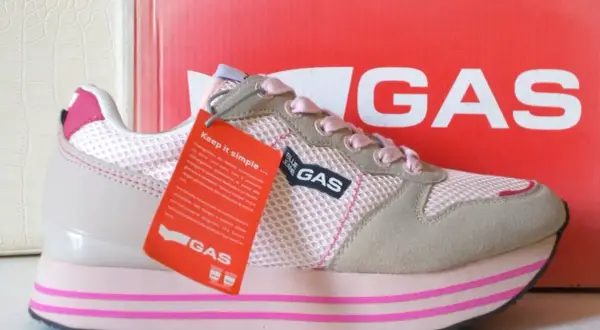 Sneakers rosa e beige con plateau, marchio GAS ben visibile.