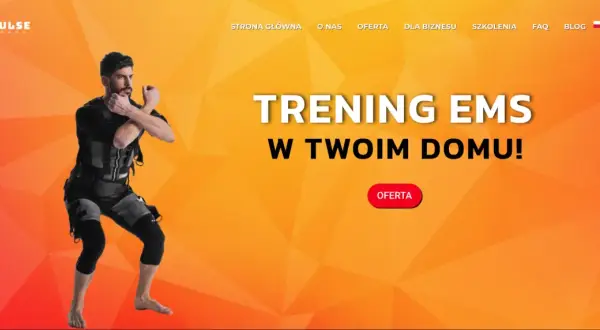 Mężczyzna w stroju do treningu EMS ćwiczy w domu. Sprawdź naszą ofertę na trening EMS!