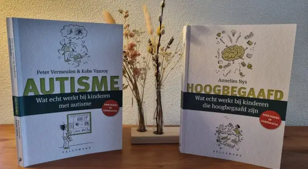 Twee boeken, 'Autisme' en 'Hoogbegaafd', die ouders en leerkrachten helpen bij het begrijpen van kinderen. Ideaal als leesboeken groep 6.