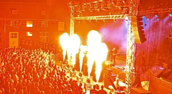 Spektakuläre Görlitz Konzerte mit Flammenwerfern und jubelndem Publikum vor historischer Kulisse.