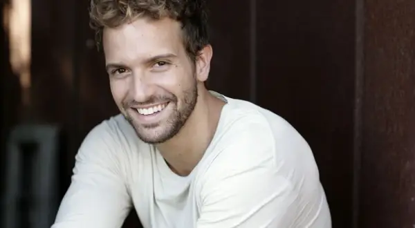 Pablo Alborán sonríe, ¡consigue tus entradas para su concierto en Zaragoza!
