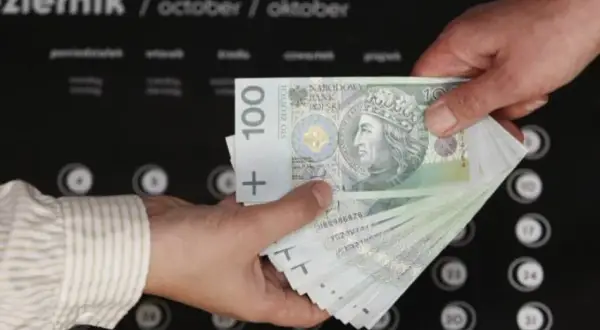 Czy mąż może przelać żonie pieniądze bez podatku? Sprawdź zasady.