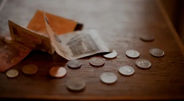 Euro banknoty i monety na drewnianym blacie. Zastanawiasz się, czy w banku można wymienić walutę?