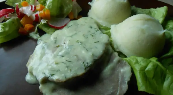 Schab w sosie koperkowym, podany z puree ziemniaczanym i sałatką z warzyw. Pyszny obiad gotowy!
