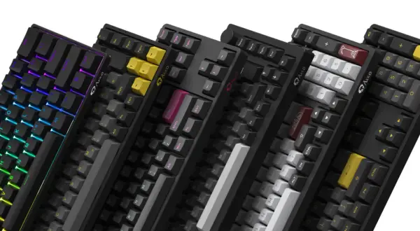 Mehrere mechanische Tastaturen in Schwarz mit bunten oder einfarbigen Tasten. Die Frage, wie viele Tasten hat eine Tastatur, wird hier nicht beantwortet.