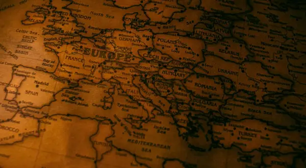 Mapa Europy z zaznaczoną Polską, przypominająca o trudnych czasach, jak pierwszy rozbiór Polski data.
