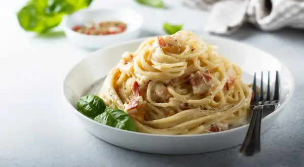 Spaghetti carbonara ze śmietaną 30 – idealny przepis na kremowy sos