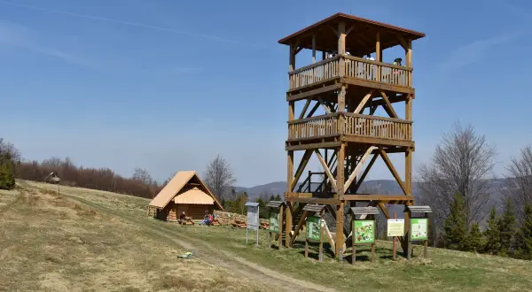 Drewniana wieża widokowa i chata na szlaku stary groń trasa.