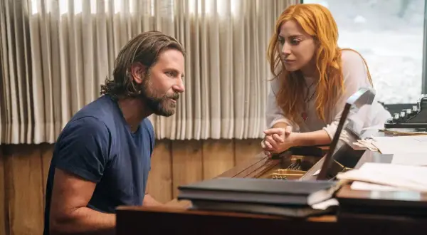 Bradley Cooper i Lady Gaga przy pianinie, początek ich wspólnej drogi w narodziny gwiazdy.