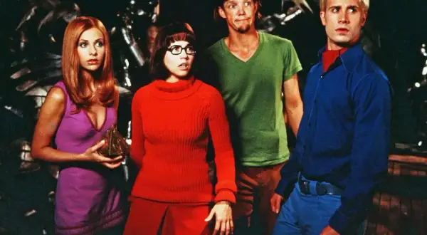 Obsada filmu Scooby-Doo: Daphne, Velma, Shaggy i Fred wyglądają na zaniepokojonych.