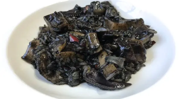 Arroz negro con calamares, una receta que evoca la estrella Michelin.