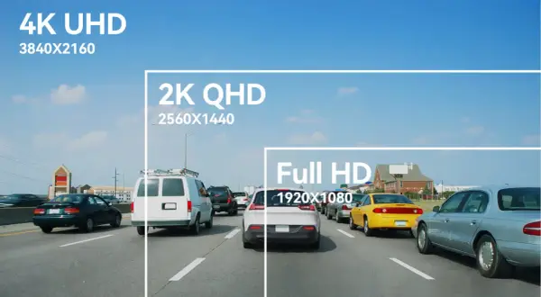 Autostrada w 4K UHD, 2K QHD i Full HD. Widok na ruch uliczny z samochodami i niebo.