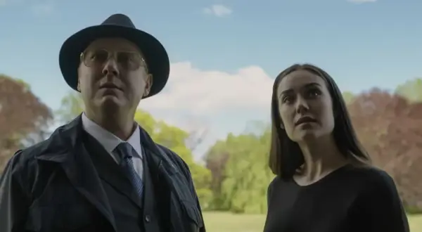 Reddington und Dembe blicken nachdenklich in den Himmel. Ein Moment der Ruhe in Staffel 11 von Blacklist.