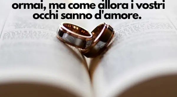 Due fedi nuziali su un libro aperto, simbolo di un amore che dura. Buon primo anniversario di matrimonio!
