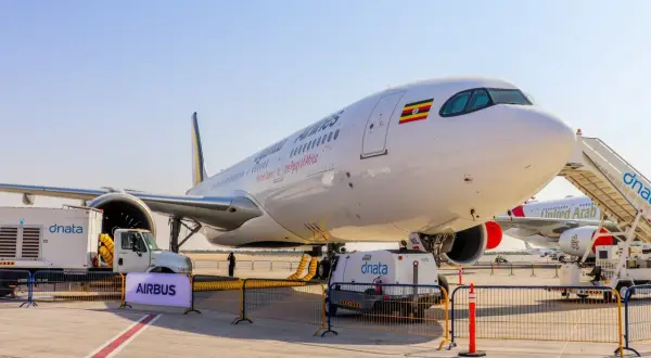 Airbus A330-900neo Uganda Airlines na płycie lotniska, gotowy do lotu.