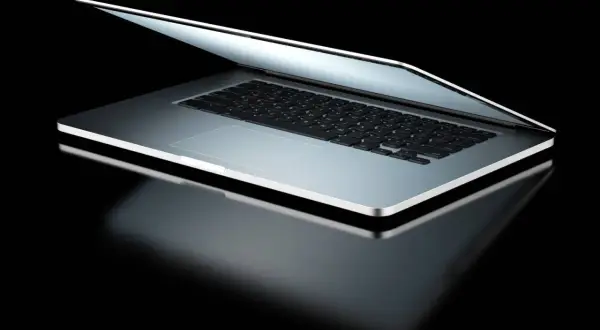 Elegancki laptop z otwartą klapą na czarnym tle. Dowiedz się, jak sprawdzić model laptopa, by poznać jego specyfikację.