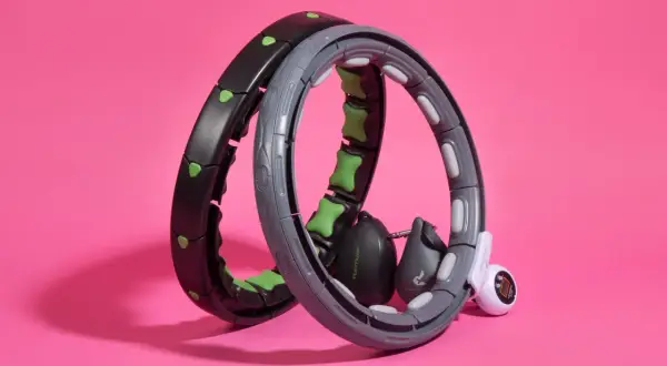 Zwei Hula Hoop Reifen mit Gewichten und Zählfunktion, einer davon ein Hula hoop mit ball testsieger.