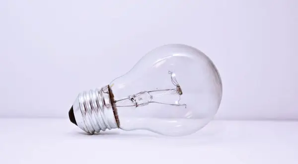 Lampadina a incandescenza, pronta per essere smaltita. Dove si buttano le lampadine? In discarica speciale, non nel vetro.