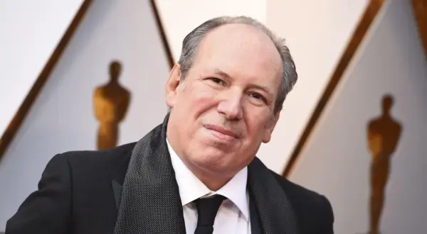 Hans Zimmer, kompositören bakom många ikoniska filmer, ler mot kameran.