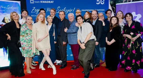 Obsada spektaklu "Pan Szekspir za jakie grzechy" Teatru Kwadrat pozuje do zdjęcia.